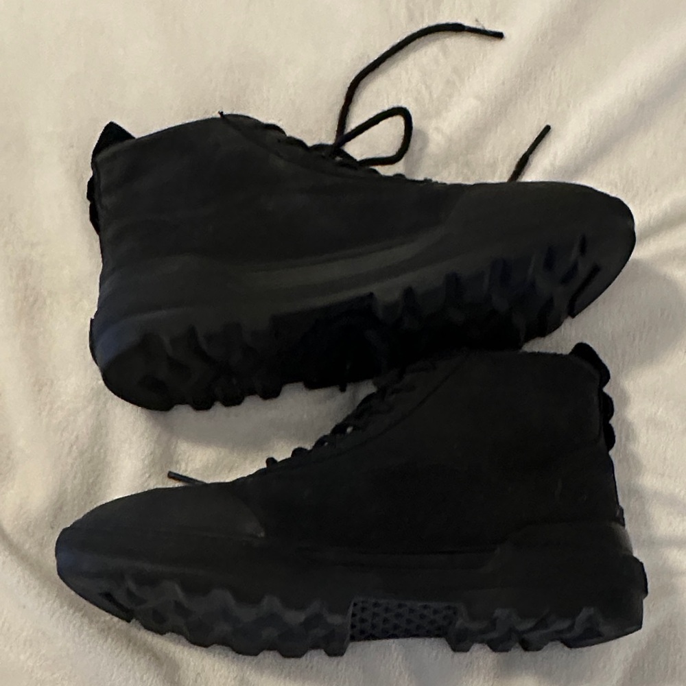 Vans Women's Black Lace-Up Boots 6.5